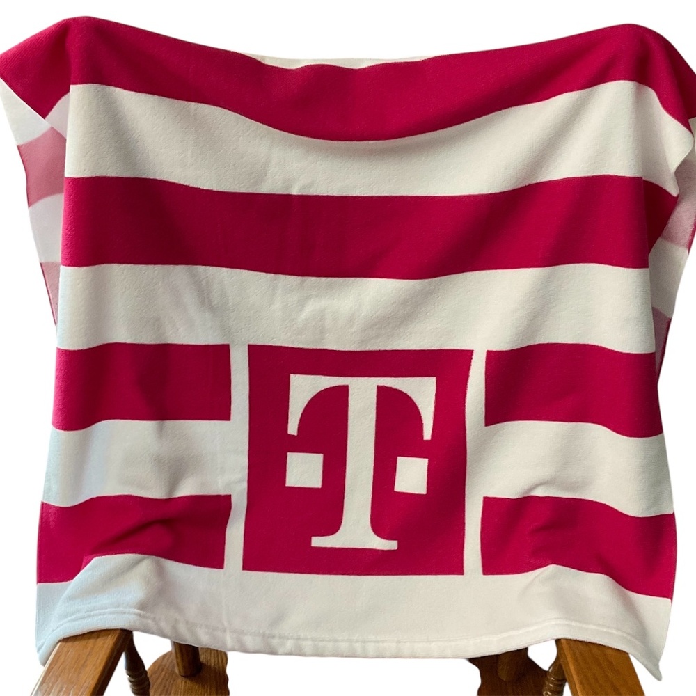 T-Mobile Beach Set Sunglasses Beach Towel Pink Fishnet Sarong/Wrap With Fringe - Picture 4 of 10
